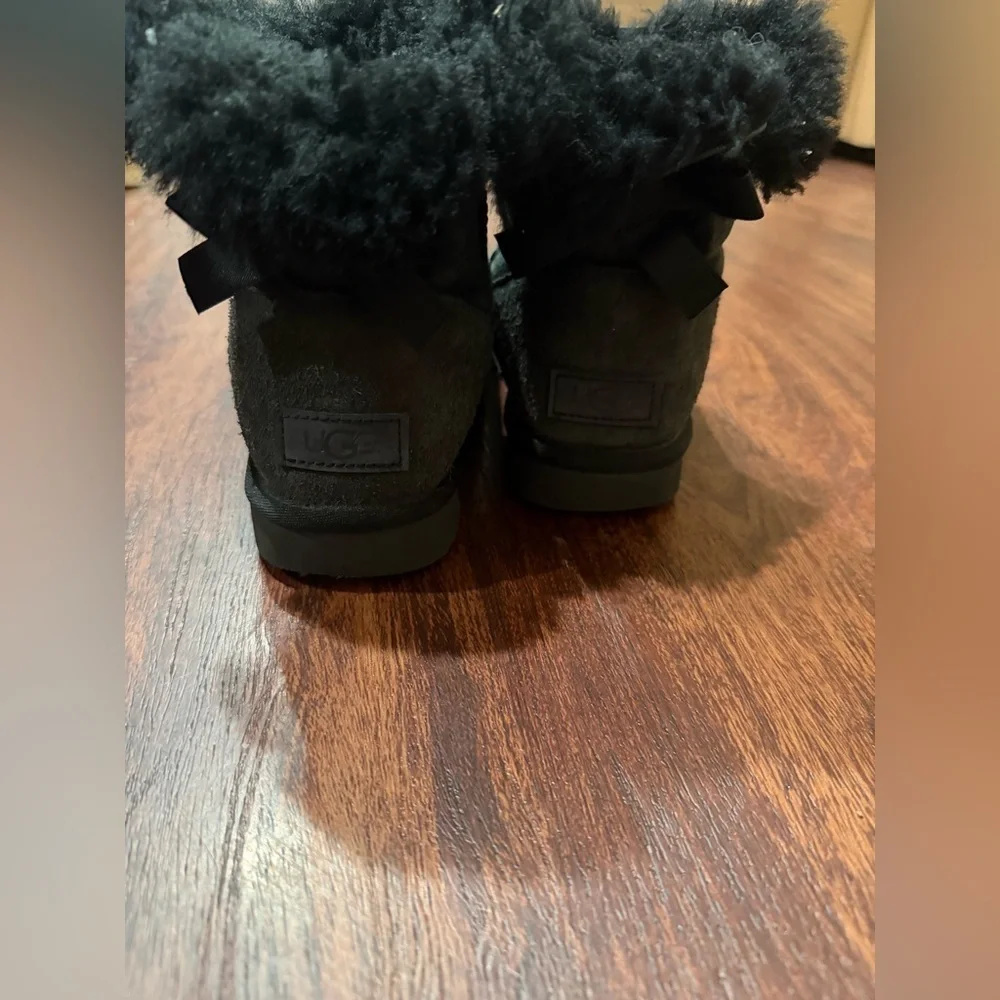 UGG Black Mini Bailey Bow Winter Boots Womens Size 6  Leather Sheepskin